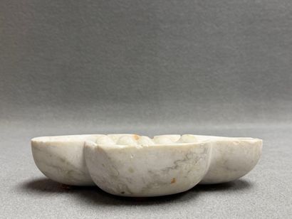 Bénitier en marbre. 
6 x 27,5 x 16 cm. 
...