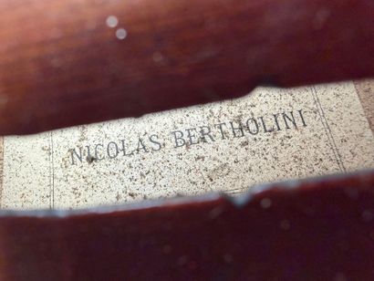 Violon 3/4 et archet. 
Début XXe siècle
Portant...