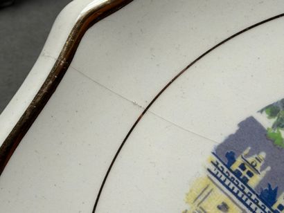 GIEN. 
Plat et 10 assiettes à dessert à décor...