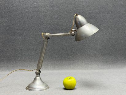 Lampe industrielle en tôle.. 
H. :40 cm.