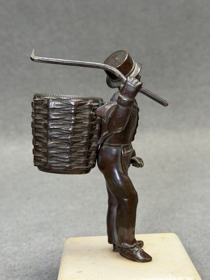 Fripier. 
Sculpture en bronze formant porte...