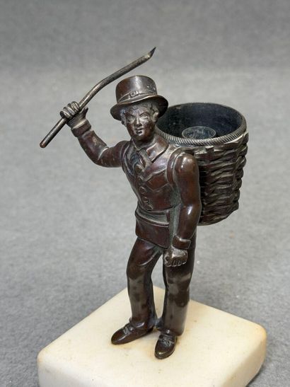 Fripier. 
Sculpture en bronze formant porte...