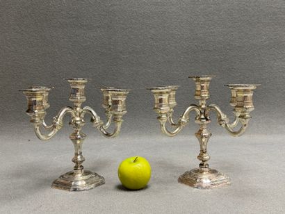 Paire de bougeoirs à cinq lumières en métal...