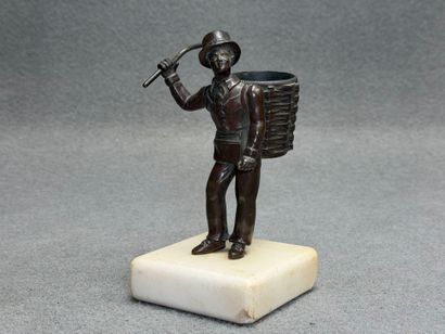 Fripier. 
Sculpture en bronze formant porte...