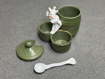 Deux moutardiers en porcelaine à décor de...