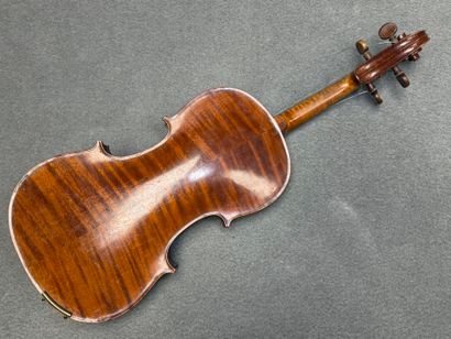 Violon 3/4 et archet. 
Début XXe siècle
Portant...