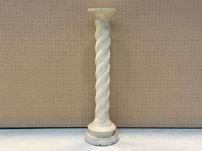 Colonne torsadée en plâtre. 
H. :106 cm....