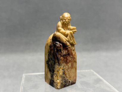 ASIE - Cinq statuettes bouddhistes en pierre,...