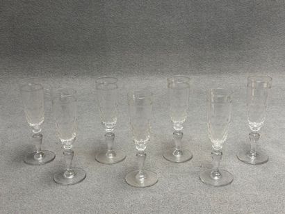 Baccarat. 
Sept flutes en cristal. 
H. :18...