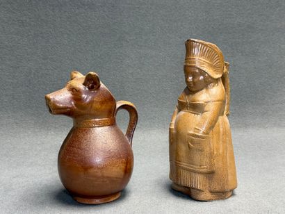 Deux pichets chien et personnage en grès
H....