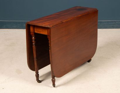 Table à volets en acajou. 
71 x 99 x 33 cm....