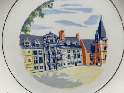 GIEN. 
Plat et 10 assiettes à dessert à décor...