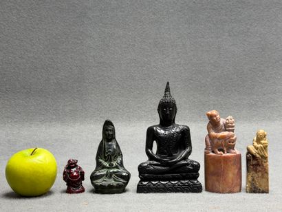 ASIE - Cinq statuettes bouddhistes en pierre,...