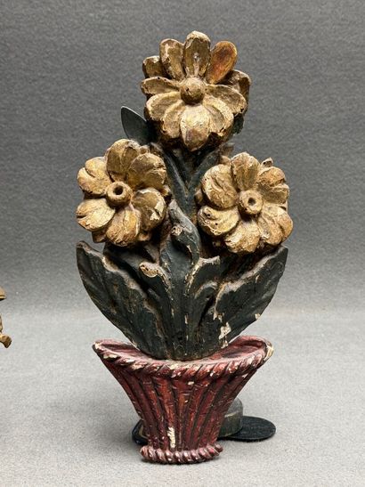 Lot de bois sculptés comprenant: 
Religieux,...