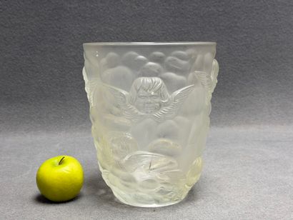 Vase en verre moulé à décor de angelots....