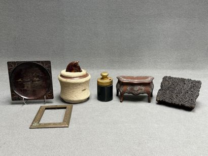 Lot de comprenant: 
Cadre, boite, commode...