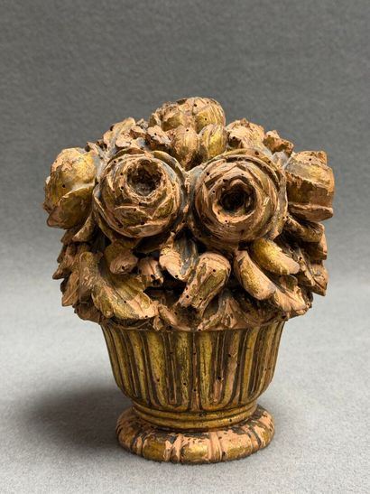 Panier fleuri en bois sculpté et patiné....