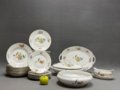 Partie de service de table en porcelaine...