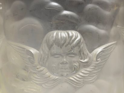 Vase en verre moulé à décor de angelots....