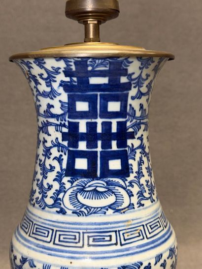 Vase en porcelaine de Chine monté en lampe....