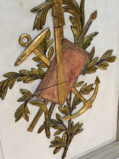 Panneau en bois sculpté et laqué à décor...