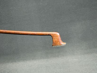 Violon 3/4 et archet. 
Début XXe siècle
Portant...