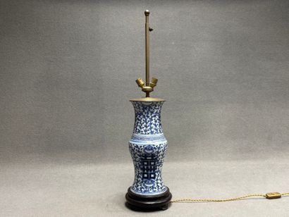 Vase en porcelaine de Chine monté en lampe....