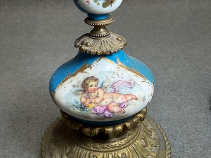 Garniture de cheminée en bronze et porcelaine...