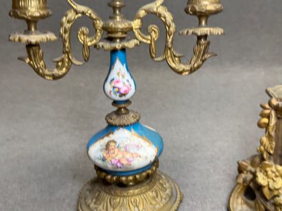 Garniture de cheminée en bronze et porcelaine...