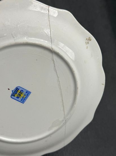 GIEN. 
Plat et 10 assiettes à dessert à décor...