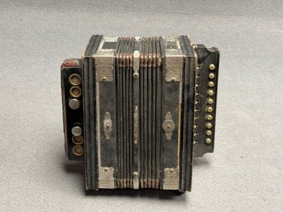 ROYAL STANDARD. 
Accordéon. 
26 x 26 x 13...