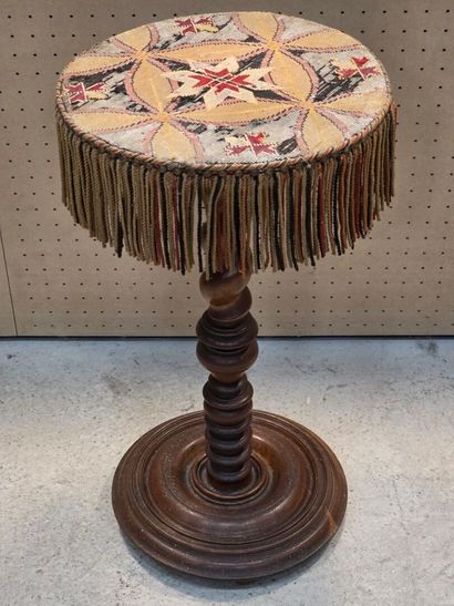 Guéridon de style Louis XIII
75 x 41 cm