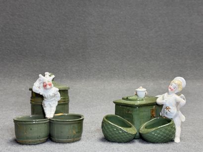 Deux moutardiers en porcelaine à décor de...