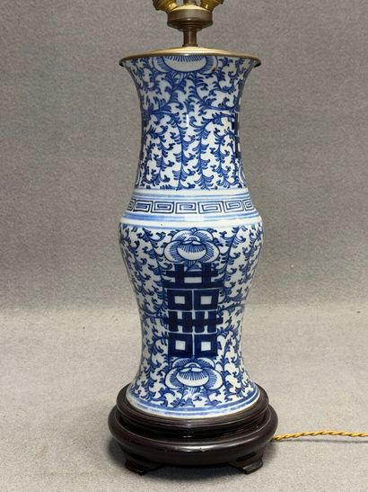Vase en porcelaine de Chine monté en lampe....