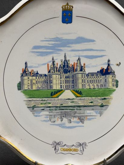 GIEN. 
Plat et 10 assiettes à dessert à décor...