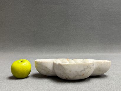 Bénitier en marbre. 
6 x 27,5 x 16 cm. 
...