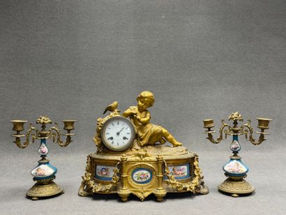 Garniture de cheminée en bronze et porcelaine...