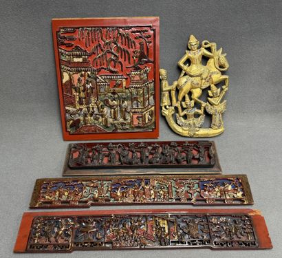 Lot de panneaux en bois sculpté et laqué...