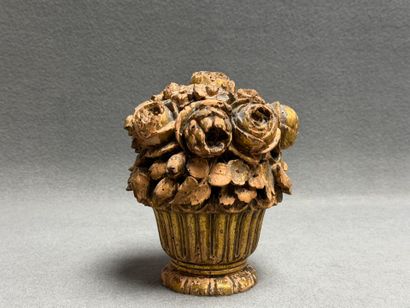 Panier fleuri en bois sculpté et patiné....