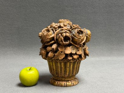 Panier fleuri en bois sculpté et patiné....