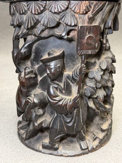 Paire de pot couverts en bois sculpté. 
H....