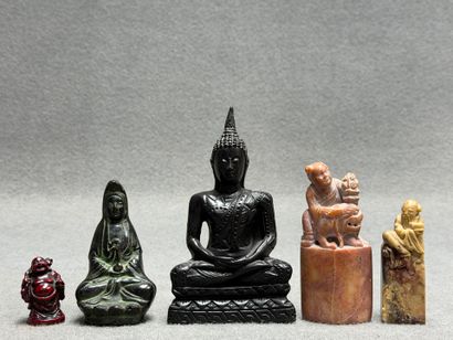 ASIE - Cinq statuettes bouddhistes en pierre,...