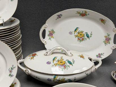 Partie de service de table en porcelaine...