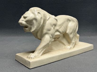 Lion marchant.
Sujet en céramique craquelée.
25...