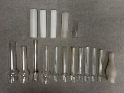 Lot de tubes de lampe à pétrole. 
H. : de...