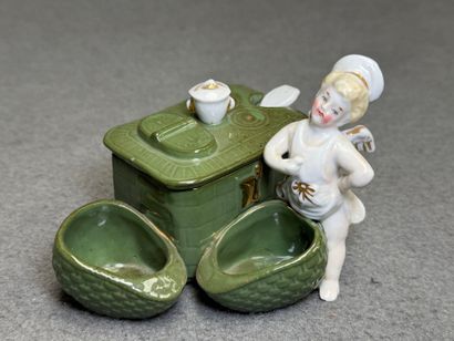 Deux moutardiers en porcelaine à décor de...