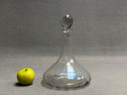 Carafe en verre. 
H. :29 cm.