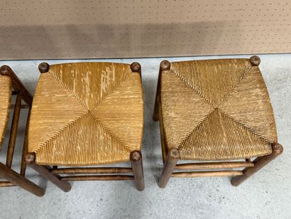 Quatre tabourets en bois assise paillée....