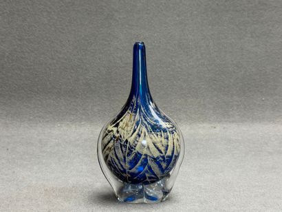 Vase à long col en verre. 
H. :23 cm.