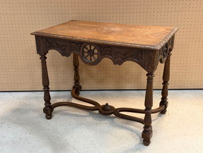 Table en chêne sculpté, ajouré à entretoise
Style...
